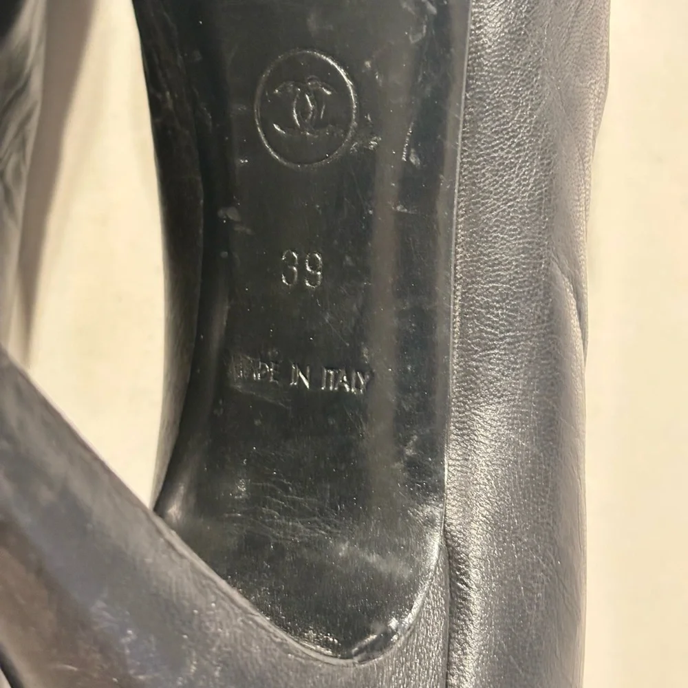 CHANEL G25723 Black Leather Peep-Toe Pumps - Interlocking CC Logo - Size 39